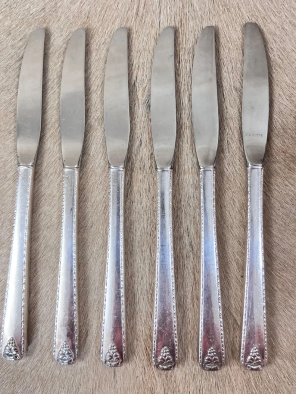 Oneida Silver Prestige 1945 'Bordeaux' Silverplate 43-Piece Flatware Set w/ Box